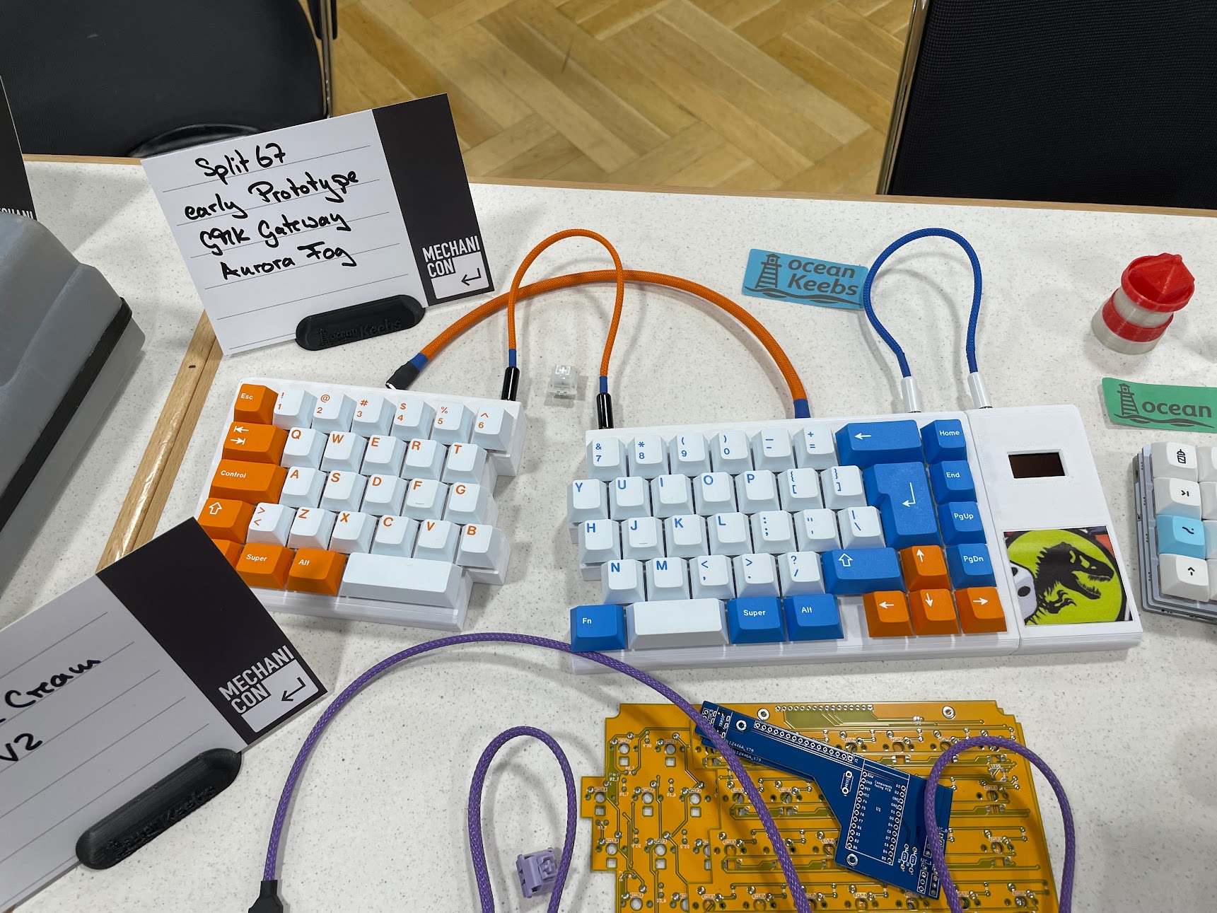 Selbstgebaute Split-Tastatur auf Tisch