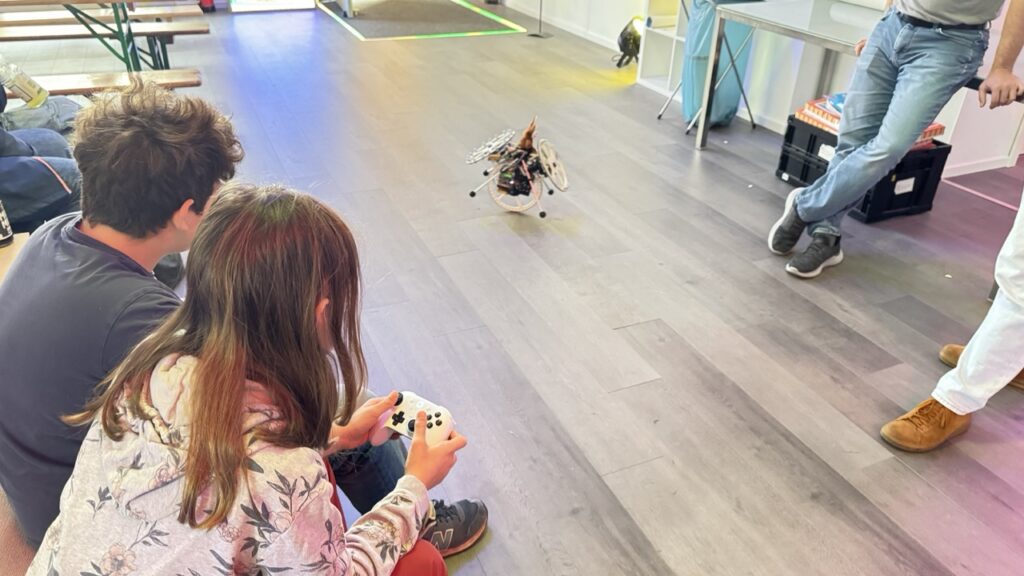 Gruppe beobachtet ein kleines Einrad, das sich selbst stabil hält