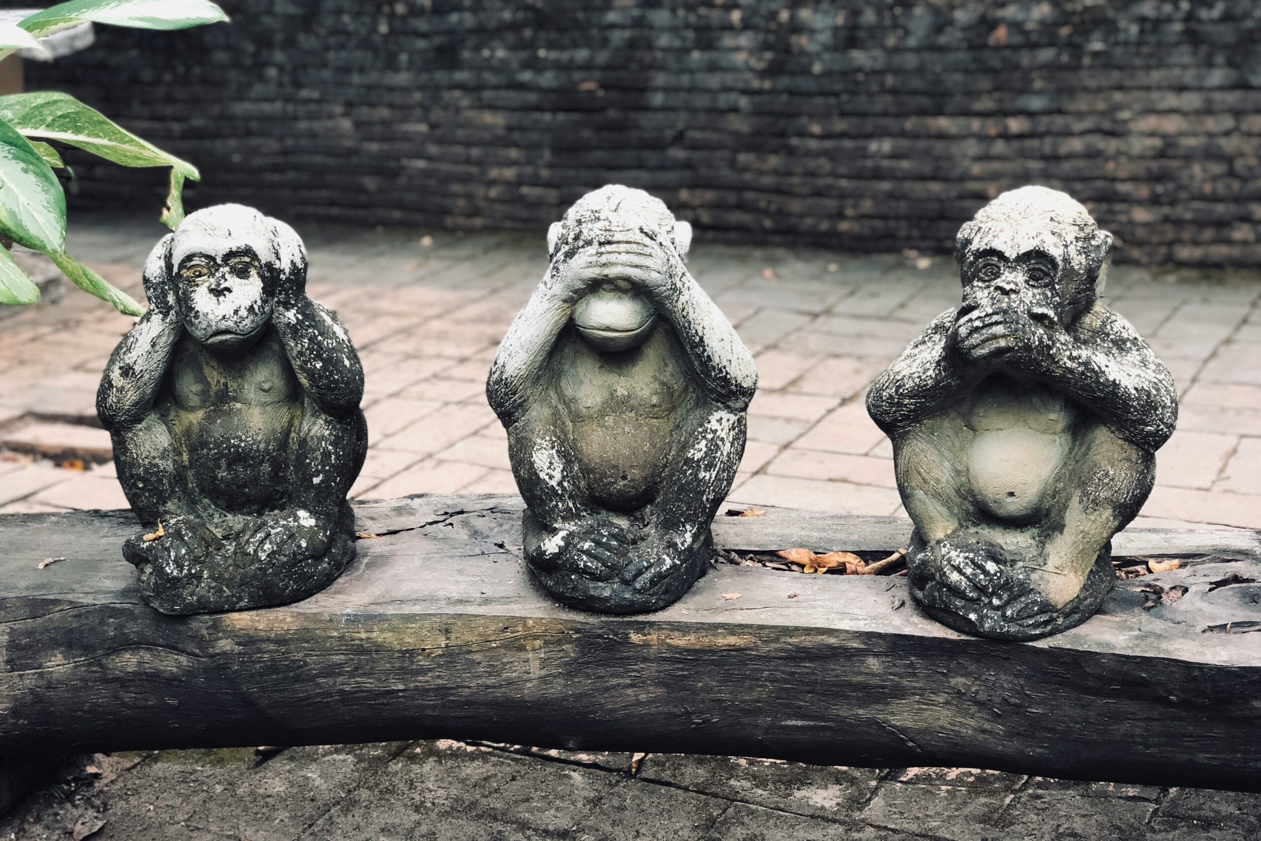 Die drei Affen (nichts hören, sehen sagen) als Bronzestatuetten